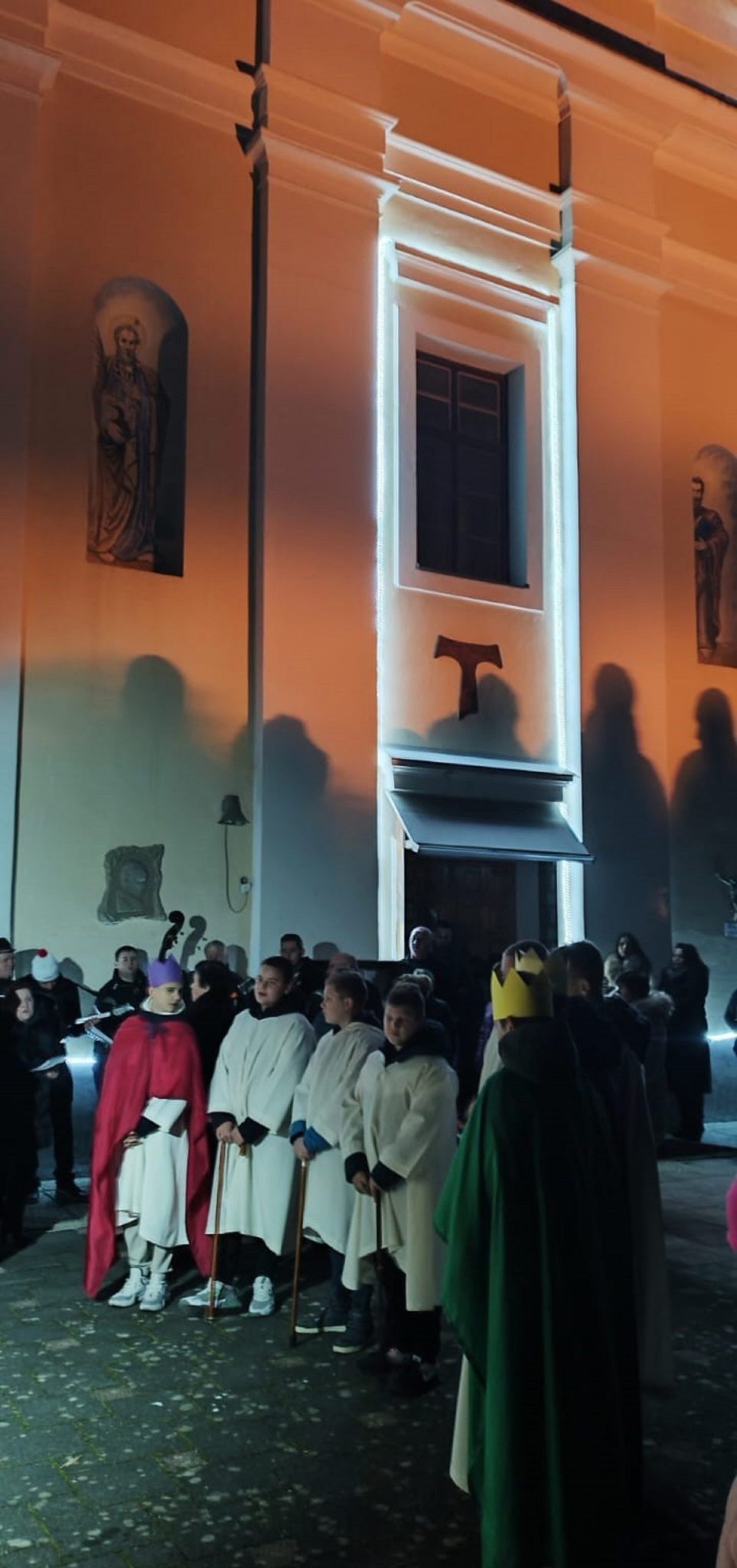 ŽIVE JASLICE NA POLNOĆKI